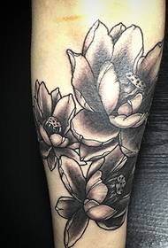 la imagen del tatuaje del loto negro del brazo es muy hermosa