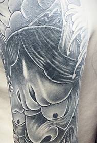 црно-бијели узорак тетоважа који покрива цијелу руку