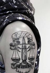 Zwart-wit Scorpio tattoo-patroon met grote arm heeft een hoog rendement