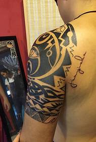 tattoo ya totem yokhala ndi maso ndichabwino