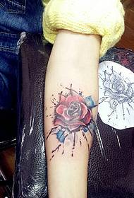 дамска ръка секси бляскава снимка татуировка на цветя