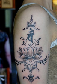 tatuaggio braccio totem sanscrito loto braccio ragazza