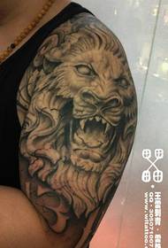 patrón de tatuaxe de león guapo negro