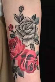 il modello del tatuaggio del fiore del braccio luminoso è abbastanza accattivante