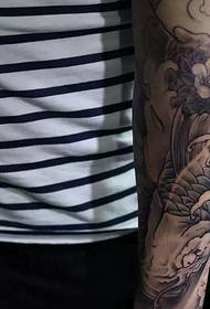Arm schwarz-weiß Tintenfischtattoo Tattoo immer wieder viel Glück