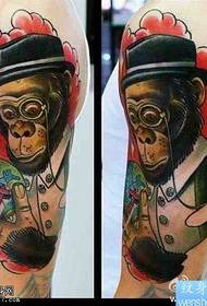 ذراع نمط الوشم القرد