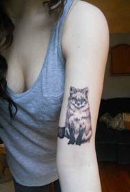 sexy Fuchs auf dem Arm des Fuchs Tattoo