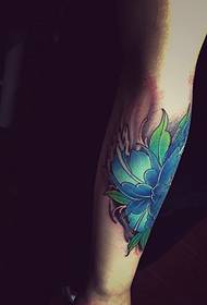 l'immagine del tatuaggio del fiore blu braccio è prominente