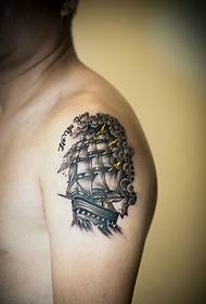 exquisite en delikat lyts seilboat tatoetpatroan