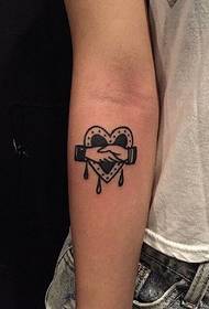 tatuagem de forma e aperto de mão de coração de braço