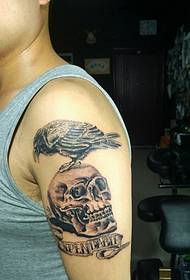 debout sur le motif de tatouage bras gimmick bird