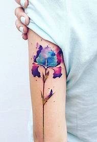 le braccia al di fuori del motivo del tatuaggio del fiore dell'acquerello sono molto accattivanti