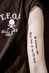 braccio da uomo all'interno di un piccolo tatuaggio inglese fresco