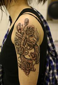 tyttö käsivarsi vaihtoehtoinen ruusu tatuointi kuva