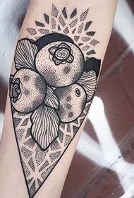 sembra delizioso tatuaggio di mirtilli