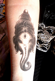 patró de tatuatge de cap negre d'elefant de braç