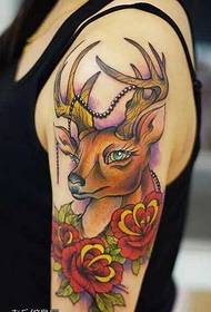 手臂鹿和玫瑰紋身圖案