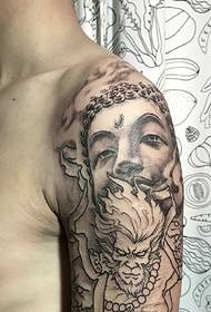 grande tatuaggio da uomo Buddha braccio foto bel soggiorno