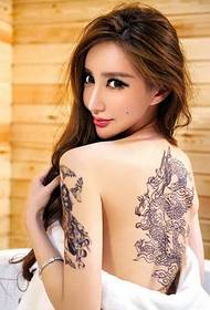 sexy Schönheit Arm Schädel und Rücken Drachen Tattoo
