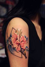 lány karját gyönyörű mozgó virág tetoválás tetoválás