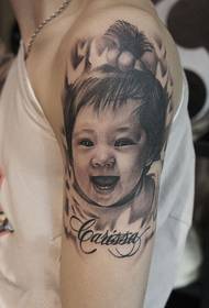 vyro rankos mielas kūdikio portreto tatuiruotės darbas