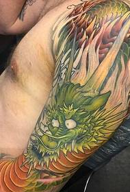 Burvīgs lielās rokas krāsas ļaunā pūķa tetovējums
