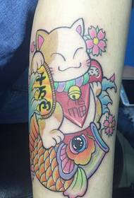 auksinė žuvelė ir mielas laimingos katės tatuiruotės tatuiruotė kartu