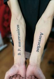 tatuaje de doble brazo en inglés palabra tatuaje hace que la mano no sea monótona