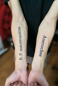 tatuaggio tatuaggio inglese doppio braccio rende la mano non monotona