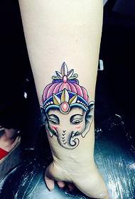 braccio tatuaggio tatuaggio elefante colore delicato e chiaro