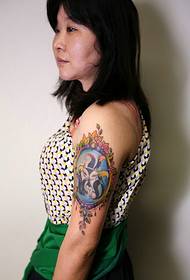 ladies arm frame garland tattoo pictures Onye ejiji