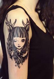 tatuaż z tatuażem na ramieniu jelenia jest bardzo delikatny