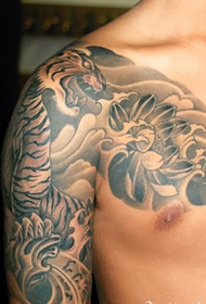 흑인과 백인 산 호랑이 문신 패턴