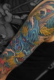 rokas klasiskās krāsas ļaunā pūķa tetovējuma attēls