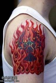brazo patrón de tatuaxe de chama popular