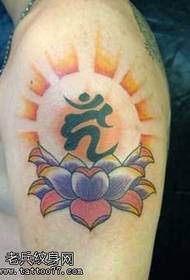 Corak Tattoo Lotus Sanskrit di Lengan Besar