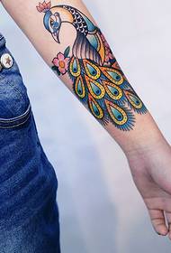 fotografia tatuazh phoenix me ngjyra të bukura dhe me pamje të bukur