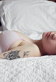 belleza brazo rosa golondrina tatuaje tatuaje patrón