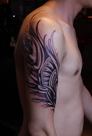 braç fresc tatuatge de les ales grises negres