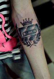 Tatuaggio a braccio con personalità