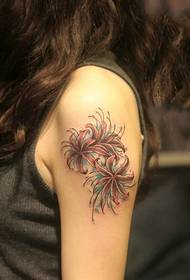 moteriktig arm på den andre siden av blomster tatoveringsmønsteret