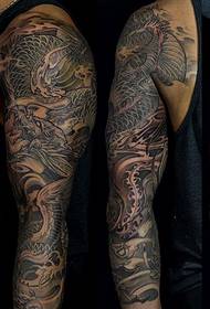 linker Arm schwarz grauer Drache halbes Kalium Tattoo