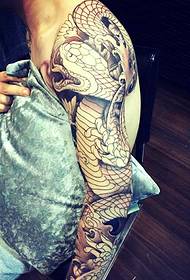 다른 팔 문신 패턴과 결합 된 뱀과 꽃