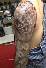 рука Танг Лев татуировка картина супер властная непобедимая