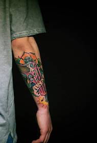 pistolet na wodę w kolorze ramion ze zdjęciami tatuaży z kwiatami