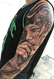 braccio sportivo da uomo un bellissimo ritratto tatuaggio