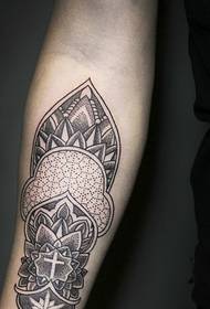 disegno del tatuaggio personalizzato in bianco e nero sul polso