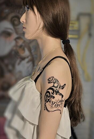 전위 아름다움 큰 팔 토템 호랑이 문신 사진