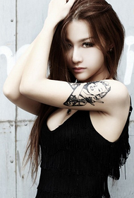 tatuaż osobisty portret ramię piękna