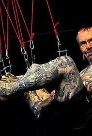 o homem mais tatuado do mundo com piercing